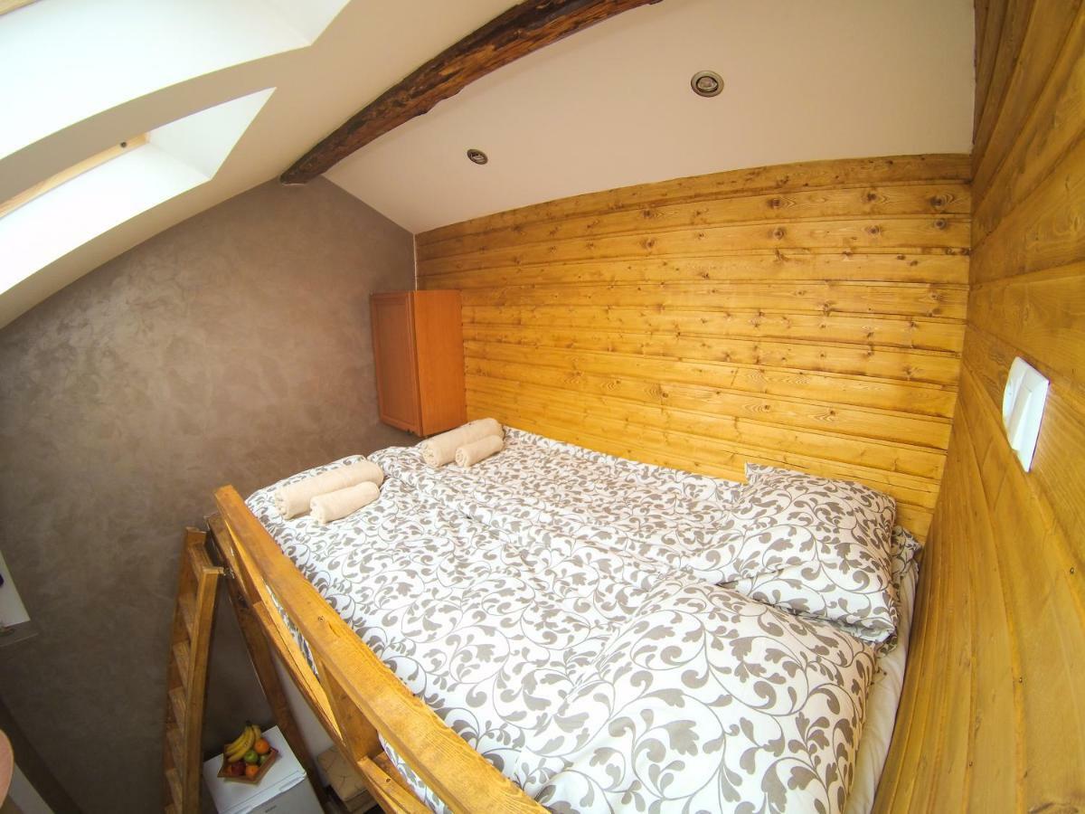 Vitosha Blvd - Attic Studio Apartment Sofia Luaran gambar